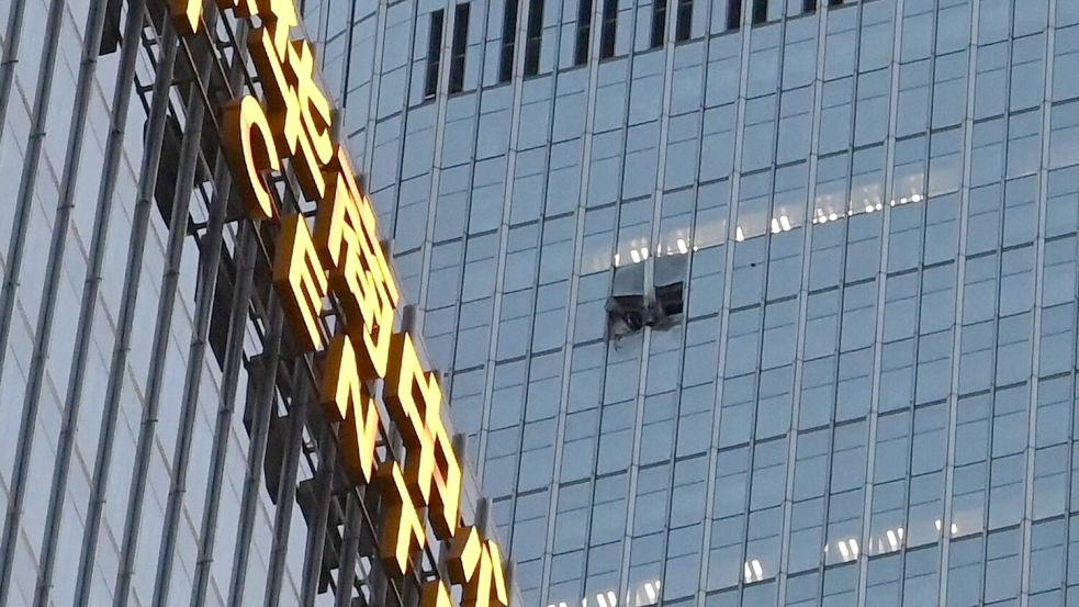 Das Loch an der Fassade des China Zun befand sich in den oberen Etagen. Foto: Johannes Neudecker