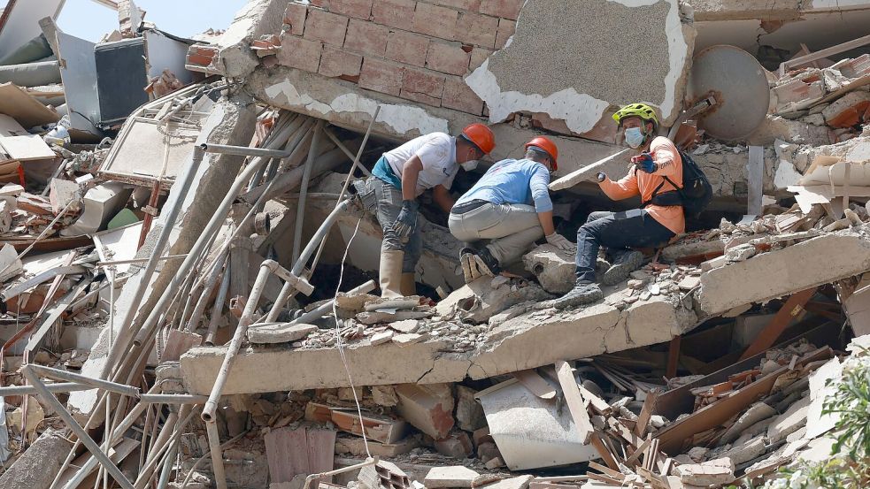 Die Suche nach Verschütteten unter den Trümmern nach dem schweren Doppelbeben in Venezuela geht unermüdlich weiter. Foto: Javier Campos/