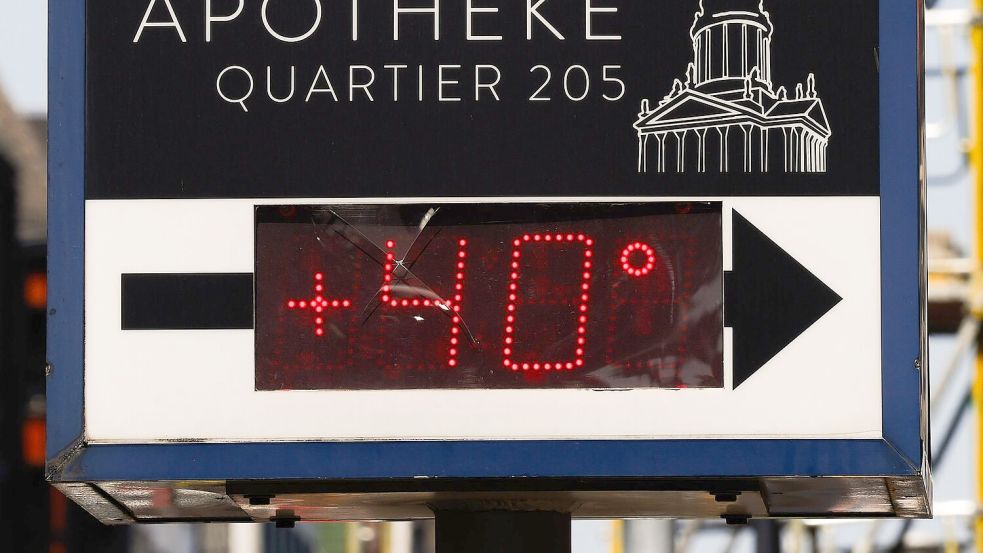 Ein Thermometer neben einer Apotheke zeigt 40 Grad in Berlin Mitte an. Foto: Carsten Koall/dpa