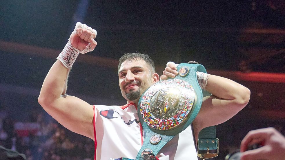 Schwergewichtsboxer Agit Kabayel strahlt als Weltmeister. (Archivbild) Foto: Bernd Thissen