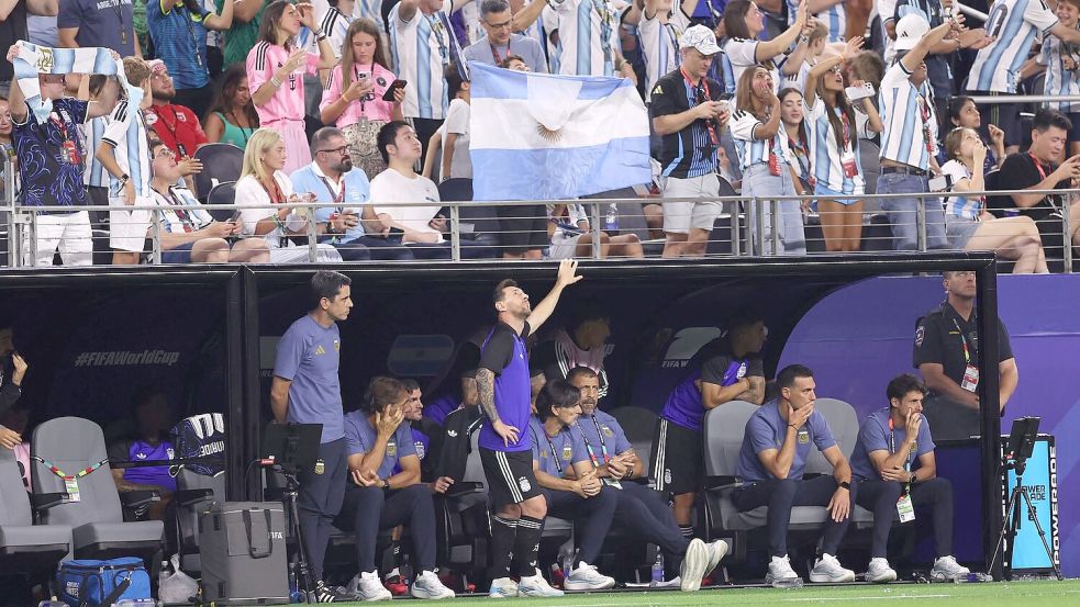 Lionel Messi verfolgte das Spiel zunächst von der Bank aus. Foto: Sam Hodde