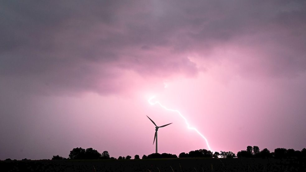 Gewitter und Sturmböen könnten am Samstagabend über Ostfriesland ziehen. Symbolfoto: Julian Stratenschulte/dpa