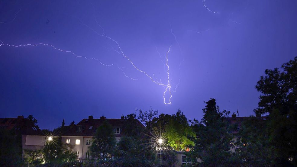 In Berlin zog in der Nacht ein Gewitter über die Gartenstadt Tempelhof. Foto: Bernd von Jutrczenka