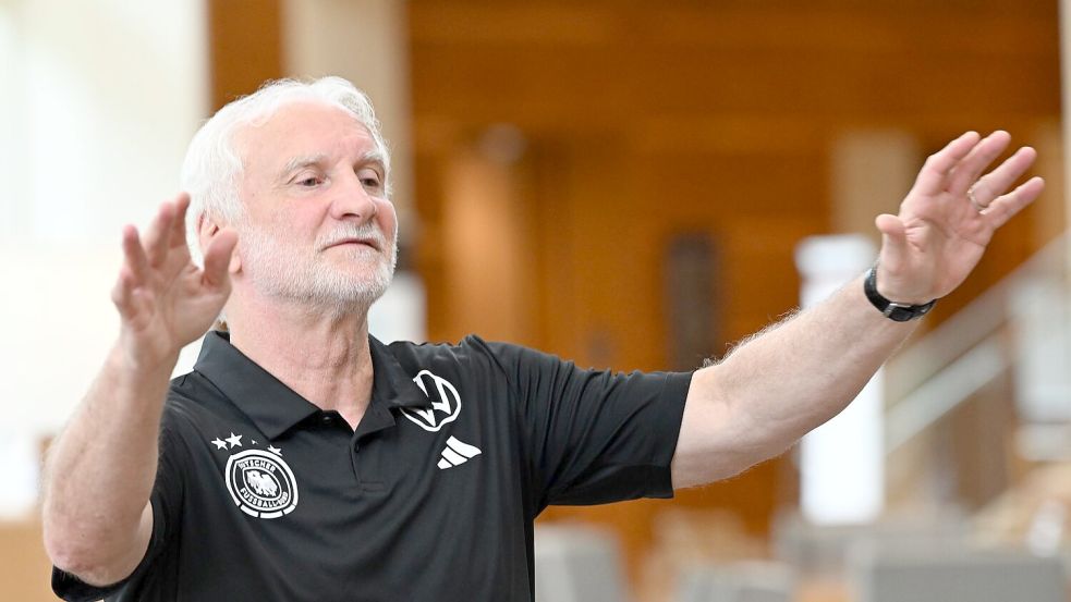 Rudi Völler zerstreut vor dem ersten K.-o-Spiel die Zweifel am Erfolg der DFB-Elf. Foto: Federico Gambarini/dpa