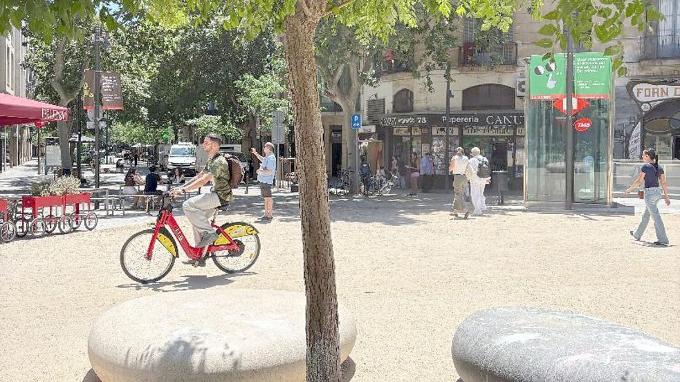 Entspannt radelt ein Mann in einer der verkehrsberuhigten Oasen Barcelonas, den sogenannten Superilles. Autos sind auf angrenzende Straßen verbannt. (Archivbild) Foto: Jan Uwe Ronneburger/dpa