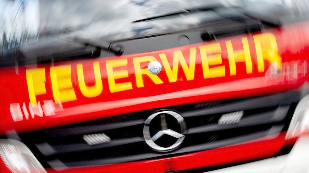 Mehrere Ortsfeuerwehren mussten nach Ihrhove ausrücken. Symbolfoto: Hauke-Christian Dittrich/DPA