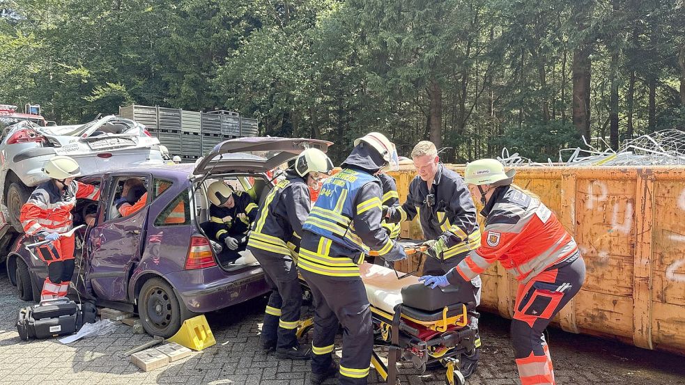 Die Retter müssen ins Auto krabbeln, um einen Verletzten vorsichtig aus seiner misslichen Lage zu befreien. Foto: Sönke Geiken/Feuerwehr Aurich