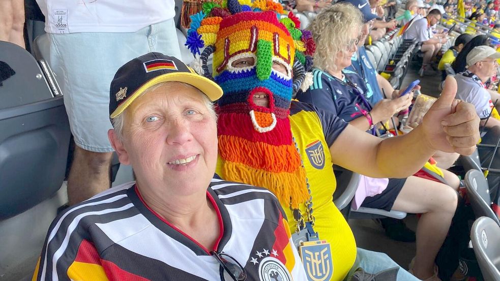 Olga Janssen posiert im Stadion mit einem verrückten Fan aus Ecuador. Fotos: privat