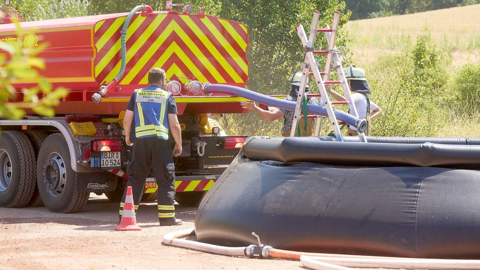 Die Feuerwehr ist mit einem großen Aufgebot bei dem Waldbrand in Rheinland-Pfalz im Einsatz. Foto: Thomas Frey