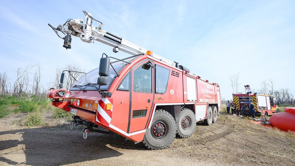 In der Gorischheide ist die Feuerwehr auch mit Sonderfahrzeugen vor Ort. Foto: Robert Michael