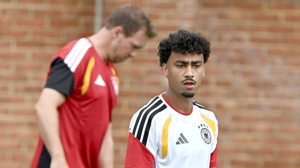 Gute Nachricht für den Bundestrainer (l): Nathaniel Brown ist beim Abschlusstraining dabei. Foto: Federico Gambarini/dpa