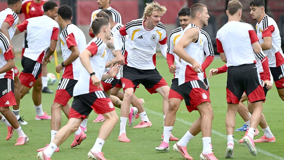 Beim Training der Nationalmannschaft wurde gleich auf Physis Wert gelegt. Foto: Federico Gambarini/dpa