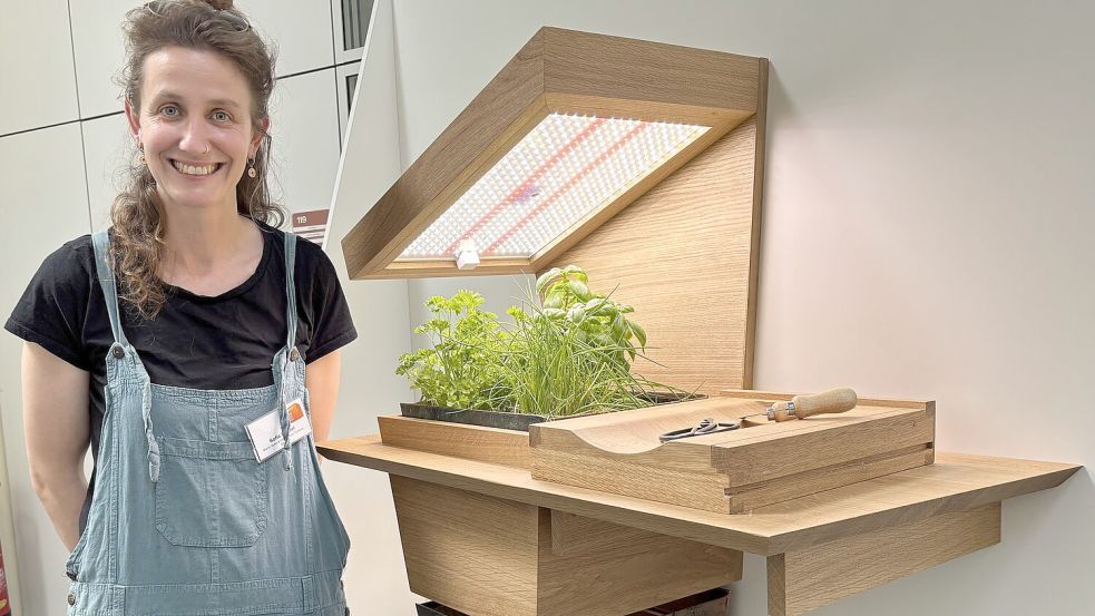 Sofia Wetzel sattelte auf ihr Design-Studium noch eine Tischlerlehre obendrauf. Sie arbeitet künftig in der Planungsabteilung ihres Ausbildungsbetriebs und verbindet so ihre beiden Professionen miteinander. Foto: Mieke Matthes