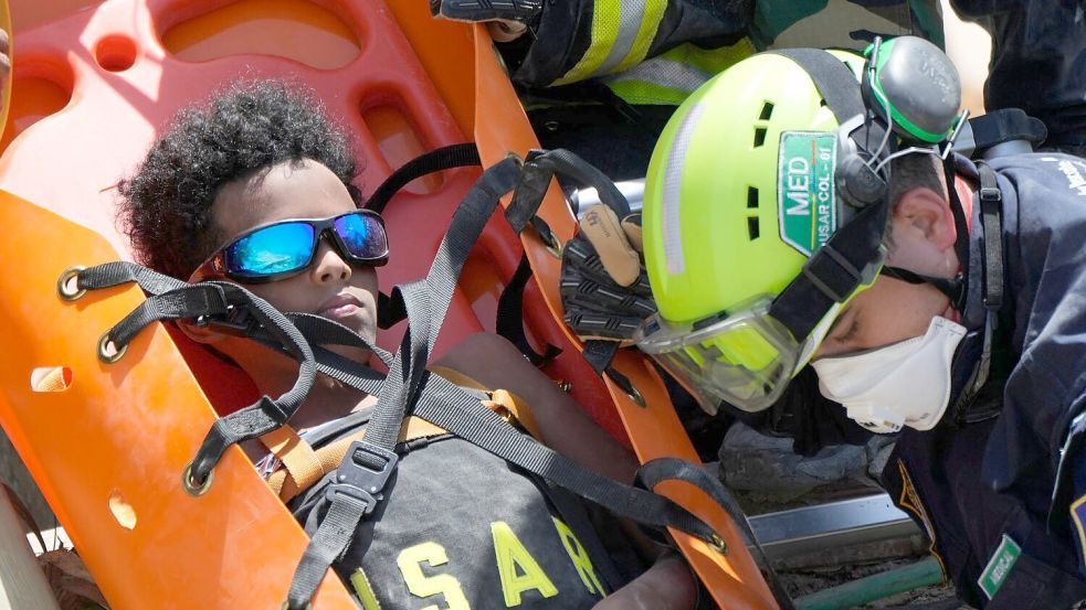 Der elfjährige Moisés Calzadilla wurde drei Tage nach dem Beben im Bundesstaat La Guaira lebend geborgen. Foto: Fernando Vergara