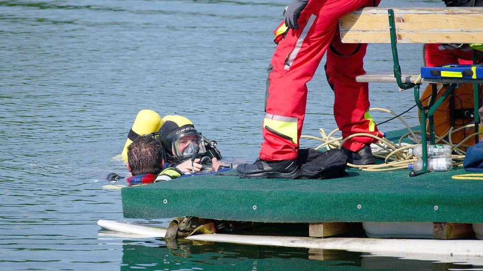 Taucher suchten in einem See bei Düren nach einem 14-Jährigen. Foto: Henning Kaiser