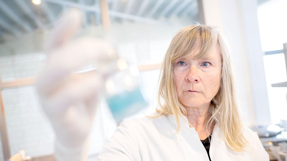 Ulrike Siemers, Co-Geschäftsführerin des Umweltinstituts, spricht von einem bunten Cocktail an Chemikalien, den die Tests zutage gefördert hätten. Foto: Sina Schuldt