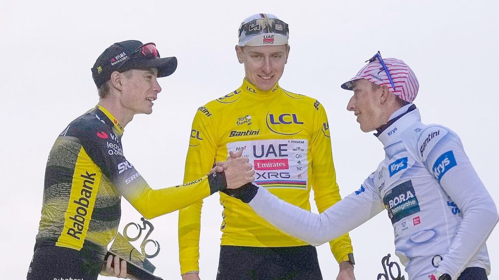 Standen im letzten Jahr auf dem Podium: Vingegaard (l), Lipowitz (r) und Sieger Pogacar. (Archivbild) Foto: Mosa’ab Elshamy/AP/dpa