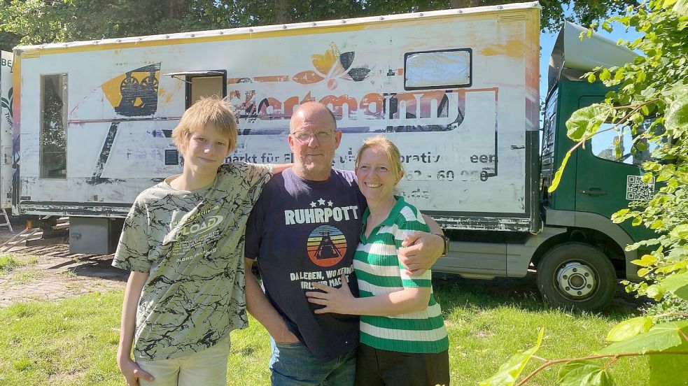Thomas und Anika Biel mit Sohn Leandro vor ihrem heimatlichen Lkw. Aktuell steht er im Garten ihres Hauses in Middels. Foto: Imke Oltmanns
