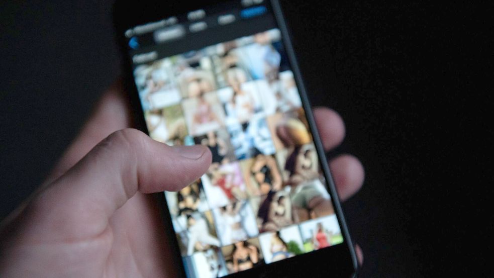 Pornografische Bilder sind längst nicht immer echt - oft werden Frauen ohne ihr Wissen mit Hilfe von KI zu Darstellerinnen gemacht. (Symbolbild) Foto: picture alliance/dpa