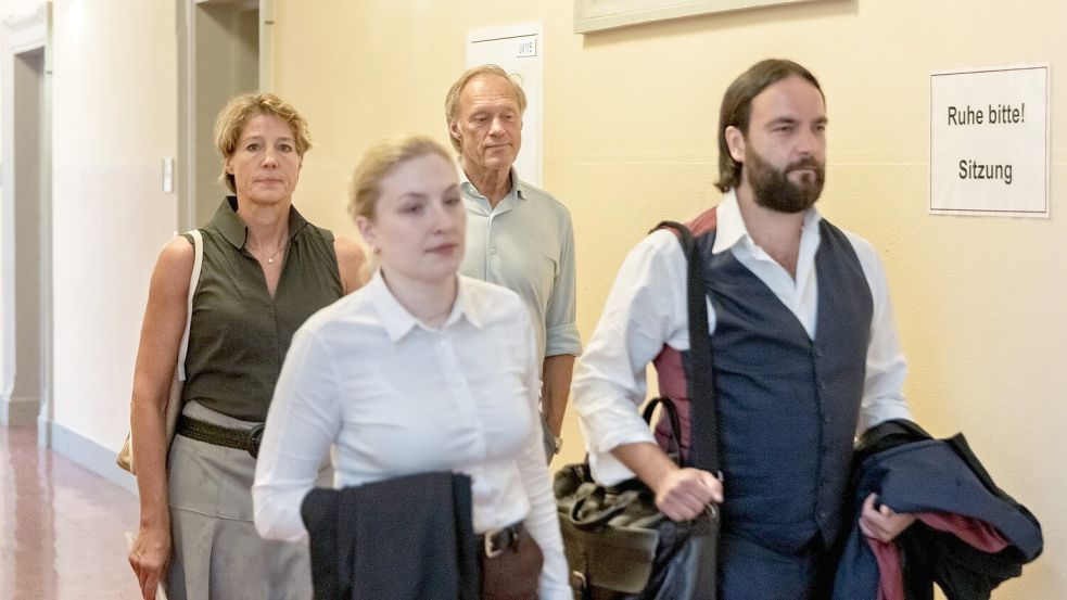 Die angeklagte Unternehmerin Christina Block, ihre Anwältin Paula Wlodarek, ihr Lebensgefährte Gerhard Delling und ihr Anwalt Ingo Bott gehen zum Verhandlungssaal. Foto: Markus Scholz