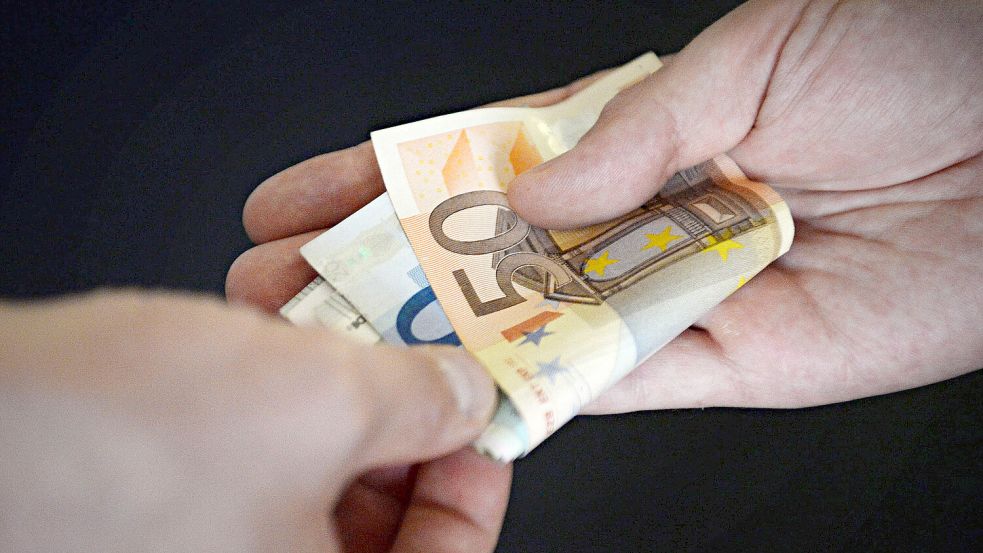 Ein Stadtwerke-Mitarbeiter soll sogar zu seinem Geburtstag Geld von einer Emder Baufirma erhalten haben. Symbolfoto: dpa