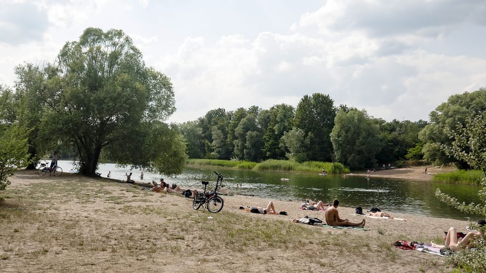 Bei heißen Temperaturen ist der Besuch des Kaulsdorfer Sees in Berlin eine gern gesehene Abwechslung. Foto: IMAGO/Emmanuele Contini
