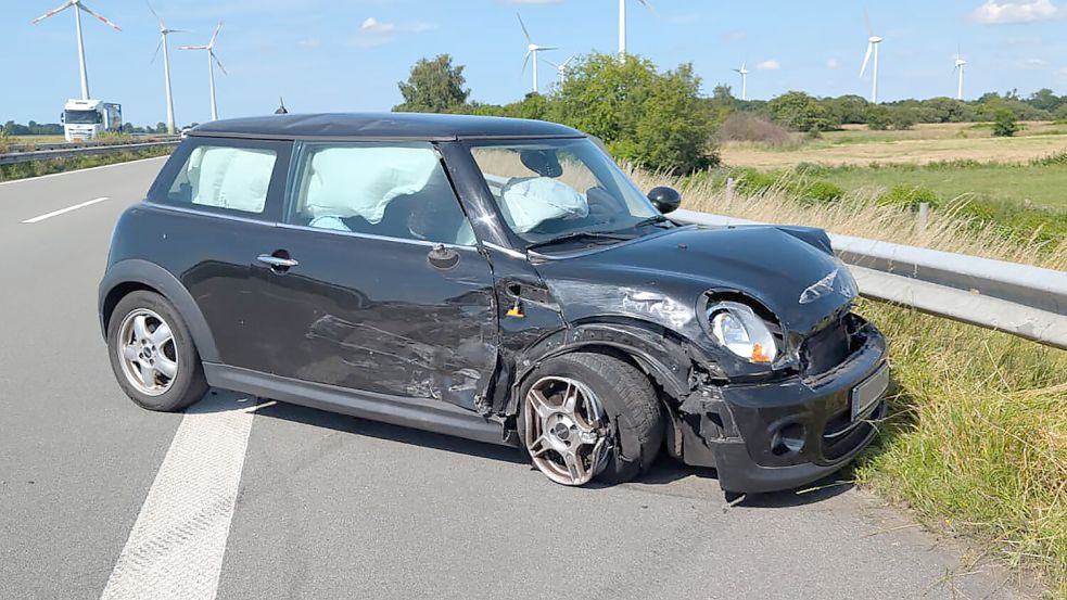 Auf der A 31 zwischen Jemgum und Weener hat es am Montag einen Unfall gegeben. Foto: Rene Kotulla/Feuerwehr Weener