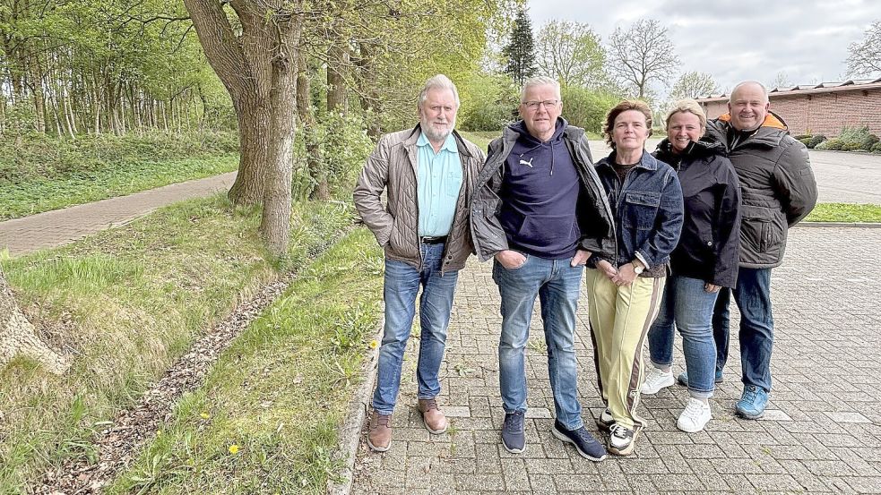 Links auf der Trasse fuhr die Kleinbahn durch Middels. Auf ihren Spuren arbeiten Gerhard Janssen (von links), Hinrich Janssen, Martina Knipper, Andrea Henkelmann und Heiko Janssen an einem großen Freilichttheater im August/September 2028. Foto: Karin Böhmer