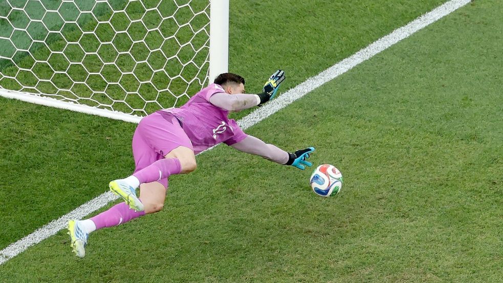 Held des Spiels: Paraguays Torwart Orlando Gill parierte die Elfmeter von Nick Woltemade und Kai Havertz. Foto: Jan Woitas/dpa