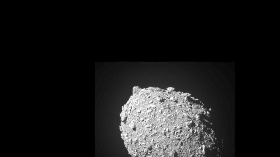 Das von der NASA zur Verfügung gestellte Foto zeigt den Asteroiden-Mond Dimorphos kurz vor dem Aufprall der Raumsonde „Dart“. (Handout) Foto: -/NASA/Johns Hopkins APL/dpa