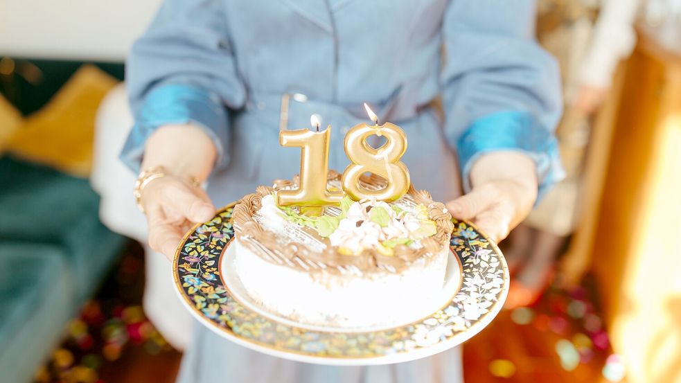Die Zahl 18 auf dem Kuchen – ein Zeichen für den neuen Lebensabschnitt. Foto: Pexels