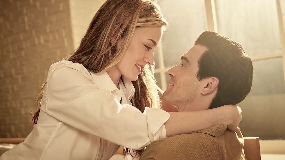 Sarah Pidgeon als Carolyn Bessette Kennedy, Paul Kelly als John F. Kennedy Jr.: Die Serie „Love Story: John F. Kennedy Jr. & Carolyn Bessette“ wurde zwischen dem 13.02. und 27.03. bei Disney+ veröffentlicht. Foto: Kurt Iswarienko