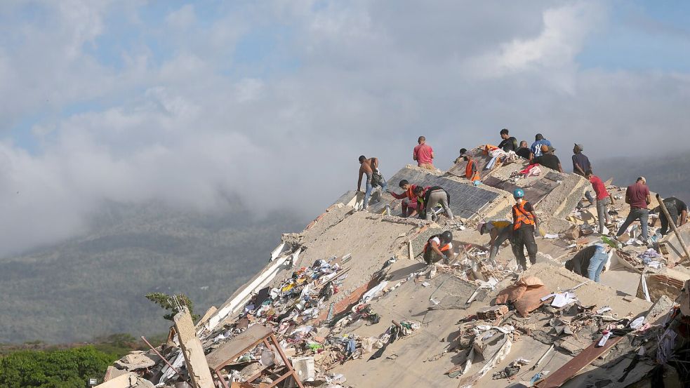 Einsatzkräfte aus Venezuela und zahlreichen anderen Staaten suchen nach den Erdbeben in Venezuela weiter nach Verschütteten. Foto: Matias Delacroix