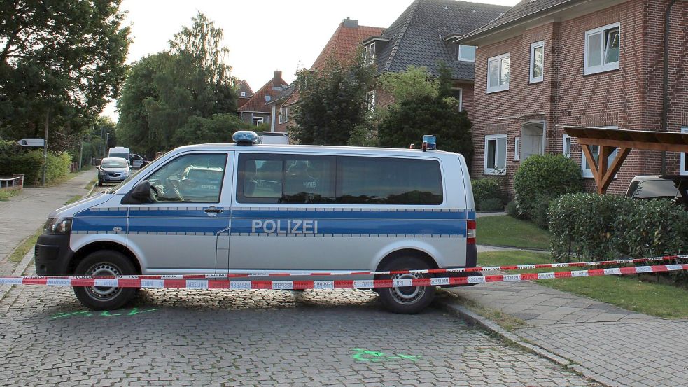 Nach den tödlichen Schüssen in einer Jugendeinrichtung in Stade suchen die Ermittler Spuren und Beweise am Tatort. Foto: Kai Moorschlatt/dpa