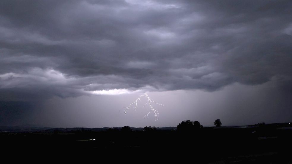 Blitze erhellen den Himmel über dem Alpenvorland. Foto: Karl-Josef Hildenbrand