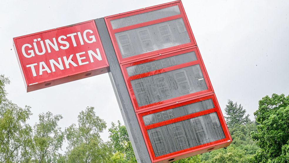 Mit günstigem Tanken dürfte es bald vorbei sein. Der Tankrabatt endet in der Nacht zum Mittwoch. Foto: Jason Tschepljakow/dpa