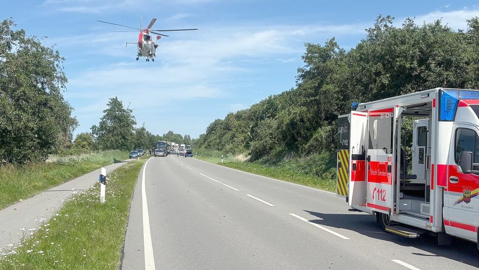 Auf der B 210 in Emden hat es einen schweren Motorradunfall gegeben. Ein Rettungshubschrauber war im Einsatz. Foto: Feuerwehr Emden