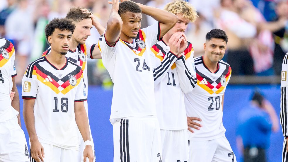 So sehen Verlierer aus: Nathaniel Brown (von links), Leon Goretzka, Malick Thiaw, Nick Woltemade.und Nadiem Amiri nach dem WM-Aus der deutschen Nationalmannschaft gegen Paraguay. Foto: DPA/Tom Weller