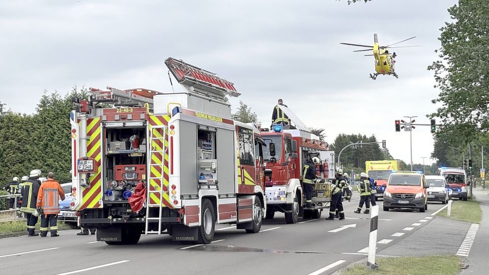 Zahlreiche Einsatzkräfte sind auf der Bundesstraße in Moordorf vor Ort. Foto: Aiko Recke