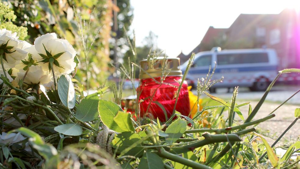 In der Nähe des Tatorts wurden Blumen und Kerzen niedergelegt. Foto: Kai Moorschlatt/dpa