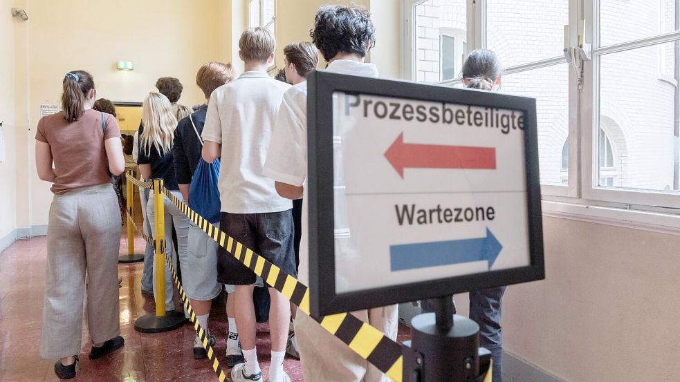 Zuschauer warten am 61. Prozesstag auf Einlass. Foto: Markus Scholz