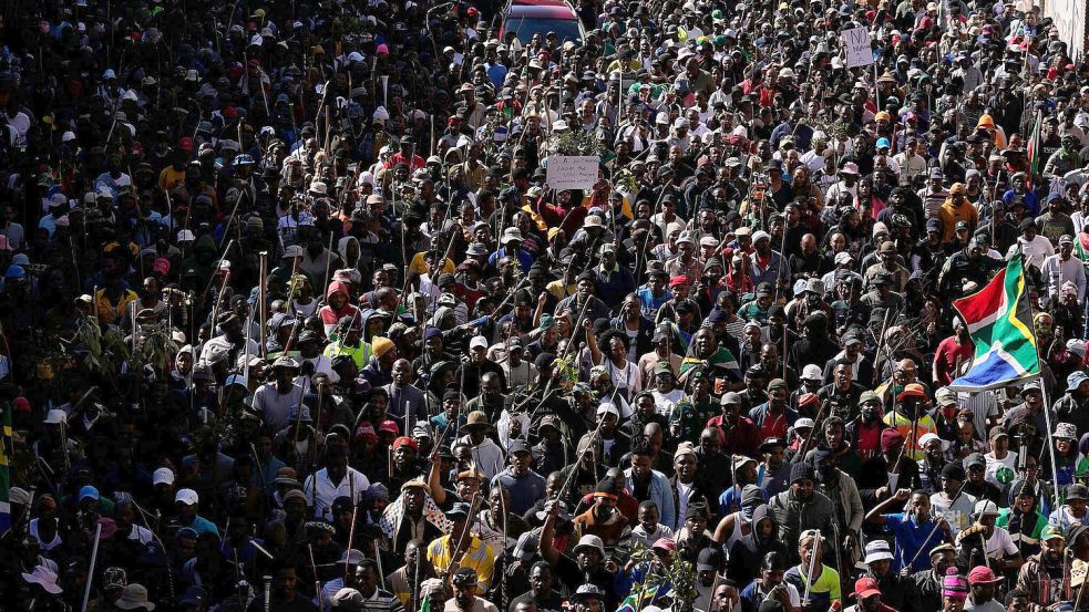 Tausende protestierten gegen illegale Migranten. Foto: Themba Hadebe