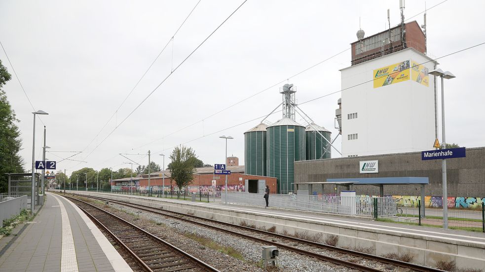 Die Zentrale von Landhandel Nord-West in Marienhafe. Die im Jahr 2020 erneuerten Getreidesilos an der Ladestraße gehören zu den markanten Bauwerken im Brookmerland. Foto: Romuald Banik