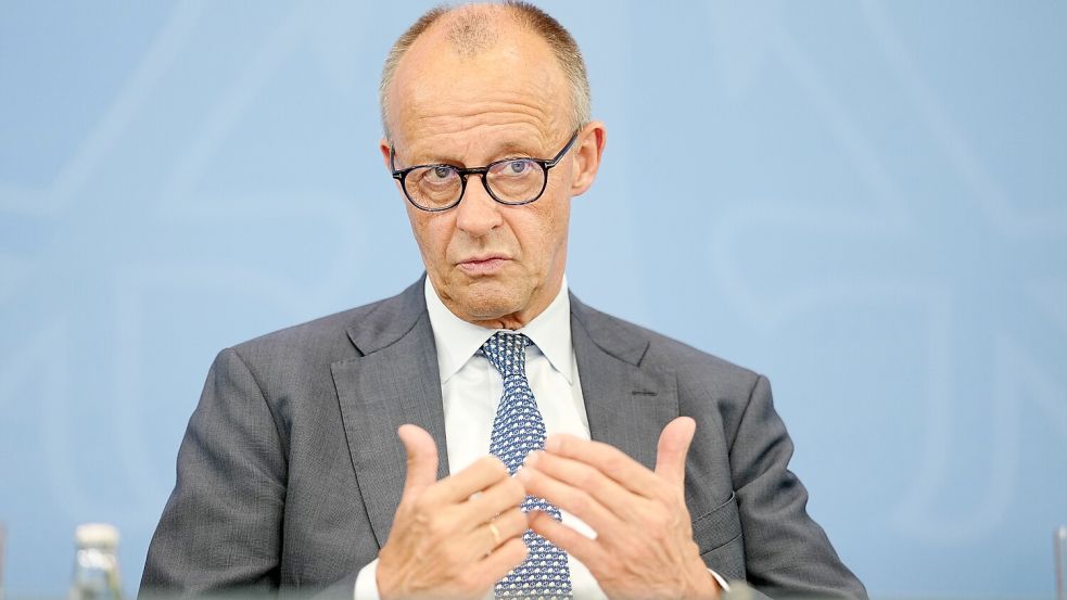 Bundeskanzler Friedrich Merz (CDU) steht mit seiner Einschätzug, die deutsche Nationalmannschaft habe das Land mit ihrem Einsatz begeistert, ziemlich alleine da. Ambition war gestern. Foto: dpa/Kay Nietfeld