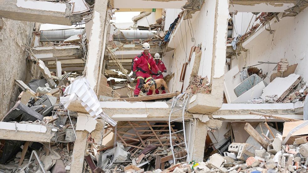 Rettungskräfte aus Spanien durchsuchen die Trümmer eines Gebäudes. Foto: Fernando Vergara