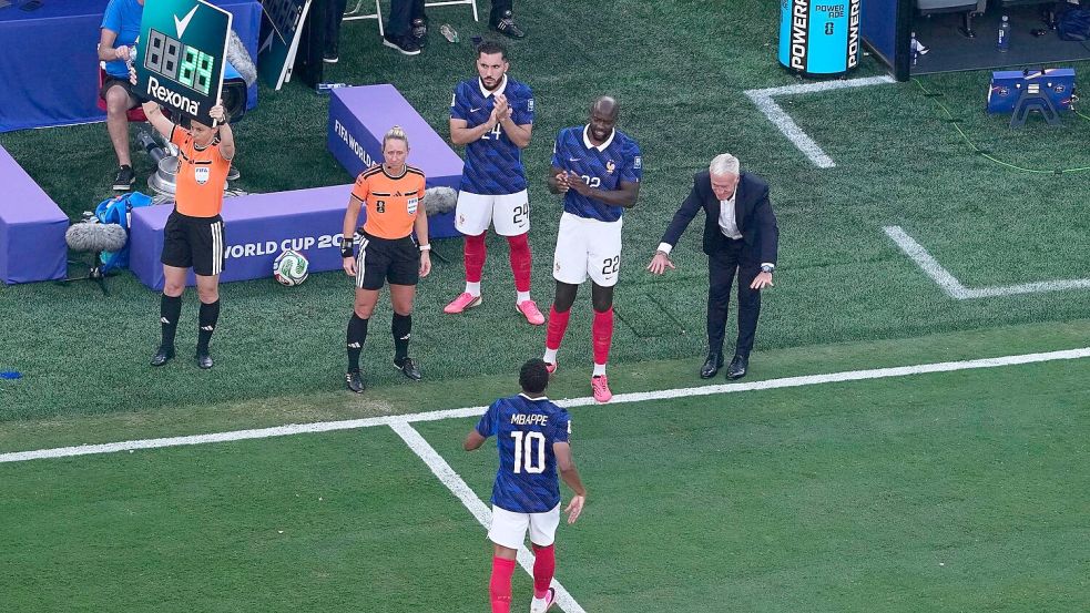 Didier Deschamps wechselte Kylian Mbappé aus - und verneigte sich. Foto: Petr David Josek