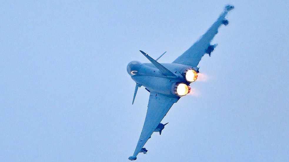 Ein Eurofighter Typhoon der Bundeswehr fliegt hier bei einem Einsatz eines deutschen Nato-Air-Policing-Kontingents. Foto: DPA
