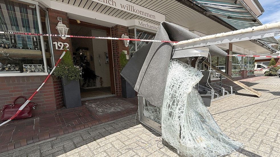 Bisher unbekannte Täter sind in der Nacht zu Montag, 29. Juni 2026, in ein Juweliergeschäft an der Hauptstraße in Wiesmoor eingebrochen. Foto: Nicole Böning