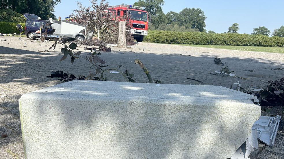 Eine 84-jährige Frau kollidierte mit ihrem VW Golf in Burlage mit einem Baum, einem Stromkasten und einer Straßenlaterne. Foto: Henrik Zein