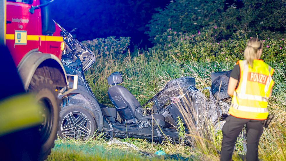 Der Seat wurde bei der Kollision mit dem Lastzug auf der Flucht vor der Polizei völlig zerstört. Foto: Sebastian Iwersen